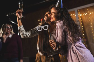 Oyuncu arkadaşlar bir doğum günü partisinde çıldırır.