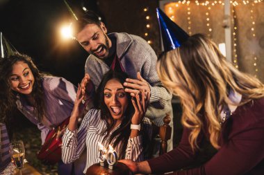 Arkadaşlar arkadaşlarının doğum günü için bir sürpriz hazırladılar..