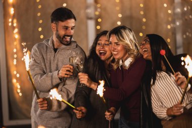 Mutlu arkadaşlar fıskiyelerle kutlarlar, neşeli ve gülümserler..