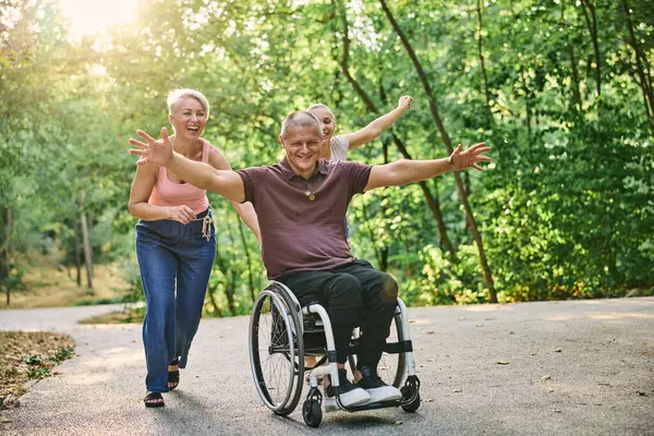 Mutlu bir aile güneşli bir günde parkta yürürken eğleniyor.. 