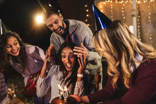 Arkadaşlar arkadaşlarının doğum günü için bir sürpriz hazırladılar..