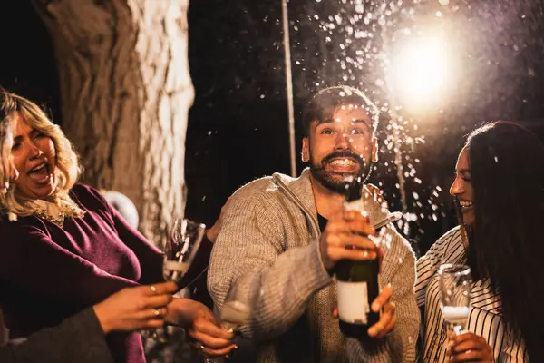 Mutlu arkadaşlar şampanya açın, kadeh kaldırın ve eğlenin..