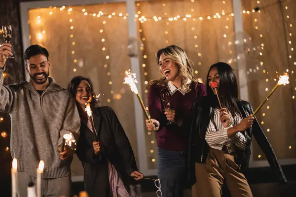 Mutlu arkadaşlar fıskiyelerle kutlarlar, neşeli ve gülümserler..