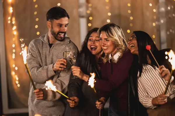 Mutlu arkadaşlar fıskiyelerle kutlarlar, neşeli ve gülümserler..