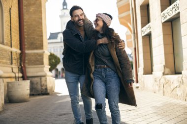 Mutlu turist çift şehri gezerken ve eğlenirken. 