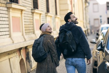 Şehirde el ele tutuşan mutlu çiftin nadir görüntüsü. Birlikte keşfe çıkıyorlar.. 