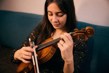 Mutlu kadın keman çalıyor.