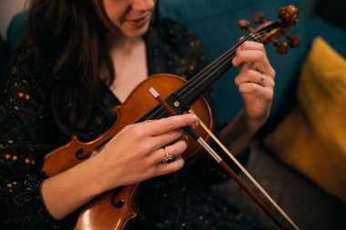 Bir kadın keman çalar ve rahatlar.