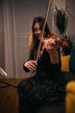 Genç yaşta, bu genç kemancı keman çalmayı seviyor.