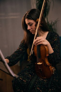 Genç yaşta, bu genç kemancı keman çalmayı seviyor.