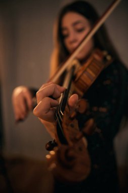 Yetenekli genç kemancı konserden önce keman bestelerini mükemmel çalıyor.. 