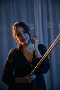 Güzel genç kız kemanıyla poz veriyor