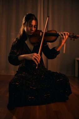 Klasik müzik çalan tutkulu kadın kemancı..