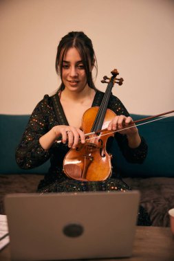 Kemancı keman çalmayı öğretmeye odaklanır.