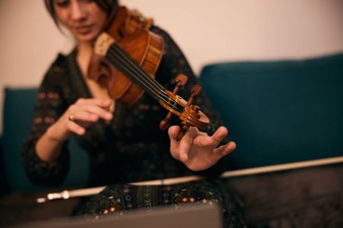 Genç bir kız keman çalmayı öğreniyor..