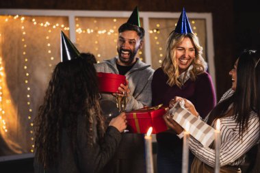 Doğum günü kızının bir arkadaşından hediye almasının en büyük mutluluğu.