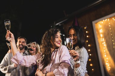 Oyuncu arkadaşlar bir doğum günü partisinde çıldırır.