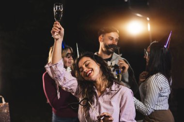 Oyuncu arkadaşlar bir doğum günü partisinde çıldırır.