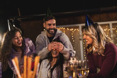 Arkadaşlar arkadaşlarının doğum günü için bir sürpriz hazırladılar..