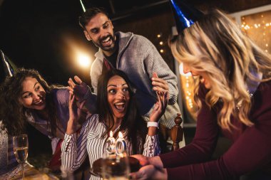 Arkadaşlar arkadaşlarının doğum günü için bir sürpriz hazırladılar..