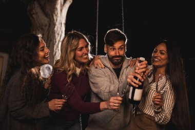 Mutlu arkadaşlar şampanya açın, kadeh kaldırın ve eğlenin..