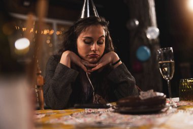 Genç kadın üzgün çünkü doğum günü partisi bitti.. 