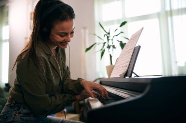 Odaklanırken ve evde yaratıcı fikirleri olan güzel bir kadın.. 