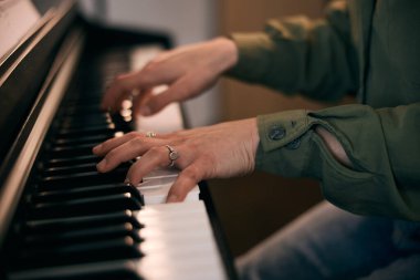 Tutkuyla piyano çalıp eğlenen kadın parmakları.. 