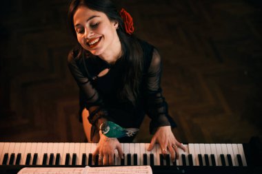 Kızıl saçlı güzel bir kadının evde tutkuyla piyano çalması.. 