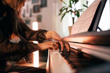 Kapatın, kadın elleri piyano çalıyor.. 