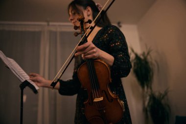 Sınavlara çalışmaya ara verilirken kemancı keman çalıyor ve bundan zevk alıyor.