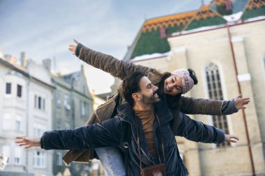 Şehirde sevgilisini kucaklayan bir adam her anı keşfediyor ve eğleniyor.. 
