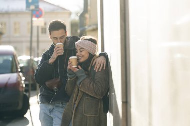 Mutlu ve gülümseyen turist coupe kahve içerken yeni şehri keşfediyorlar.. 