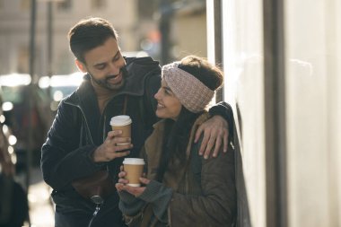 Mutlu ve gülümseyen turist coupe kahve içerken yeni şehri keşfediyorlar.. 