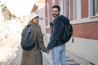 Şehirde el ele tutuşan mutlu çiftin nadir görüntüsü. Birlikte keşfe çıkıyorlar.. 