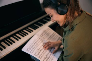 Odaklanırken ve evde yaratıcı fikirleri olan güzel bir kadın.. 