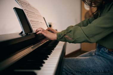 Kadın elleri evde piyano çalıyor.. 