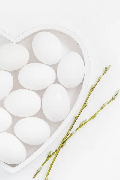 白い卵と緑の春の小枝とイースターの背景 — ストック写真