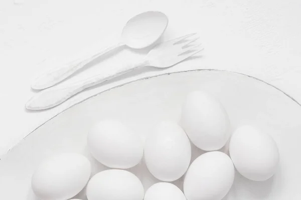 Fundo Páscoa Ovos Brancos Uma Travessa Talheres — Fotografia de Stock
