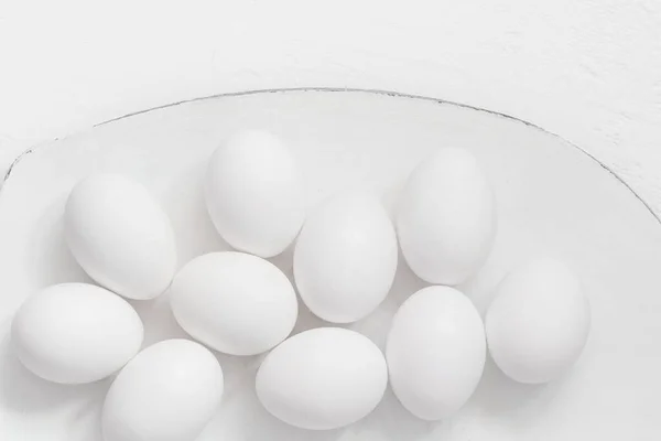 Paskalya Arkaplanı Tabakta Beyaz Yumurtalar — Stok fotoğraf