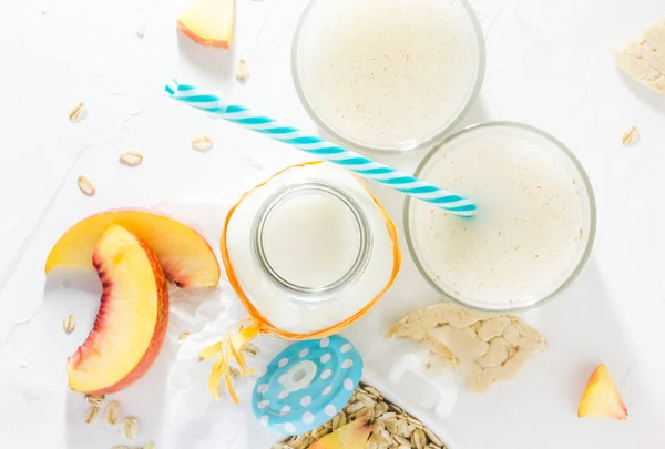 自制燕麦奶和水果油桃在一个白色的安排 顶部视图 — 图库照片