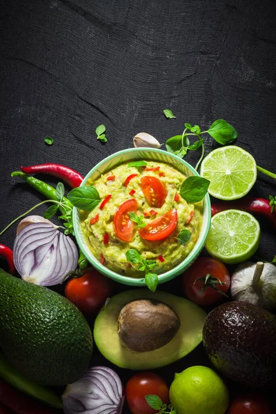 Hintergrund Mit Guacamole Und Zutaten Tomate Chilischote Limette Zwiebel Knoblauch Stockfoto