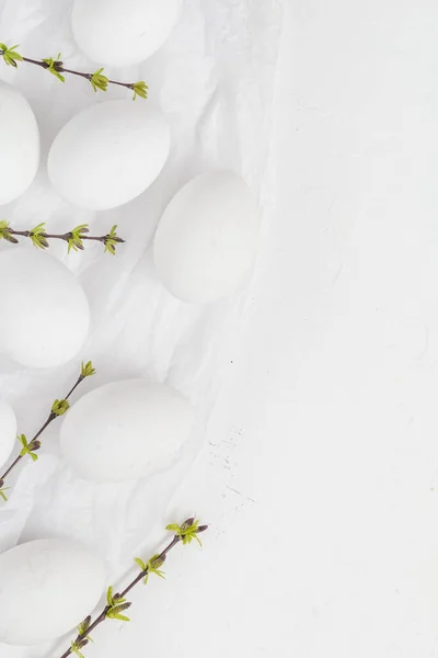 Osterhintergrund Mit Weißen Eiern Und Grünen Frühlingszweigen lizenzfreie Stockbilder
