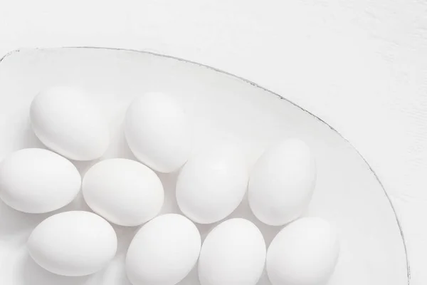 Oster Hintergrund Weiße Eier Auf Dem Teller lizenzfreie Stockbilder
