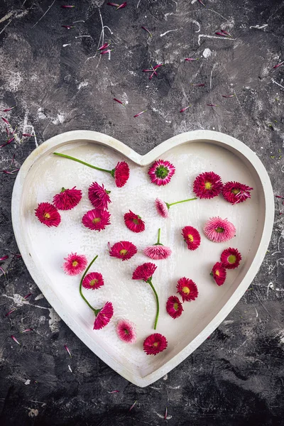 Corazón Lleno Flores Sobre Fondo Gris Pintado — Foto de Stock