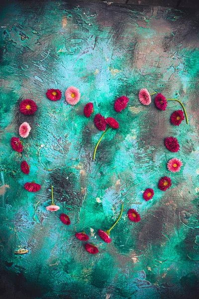 Serce Wykonane Kwiatów Stokrotki Malarsko Zielonym Tle — Zdjęcie stockowe