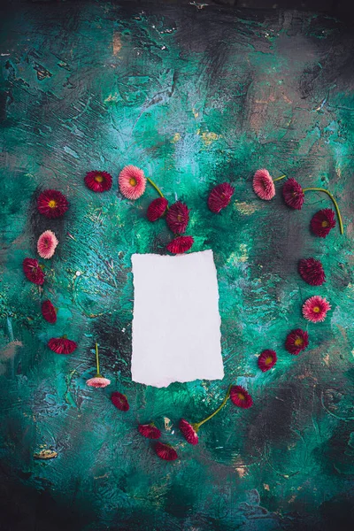 Una Sábana Blanca Con Corazón Flores Sobre Fondo Pintado —  Fotos de Stock