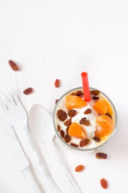 Tatlı, meyve ve yoğurt: taze meyve mandalina ve kuru üzüm