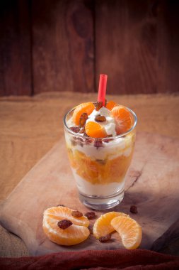 Taze meyve mandalina yoğurt ve kuru üzüm ile