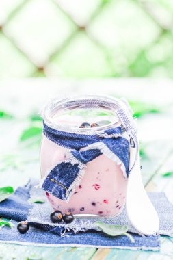 Yoğurt Siyah frenk üzümü ve melissa ile kokteyl